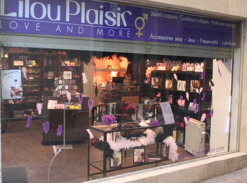 Boutique Lilou Plaisir Love Store Vitrine Lingerie Avril 2014