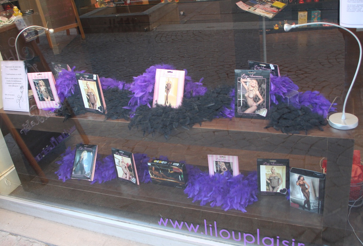 Boutique Lilou Plaisir Love Store Vitrine Lingerie Avril 2014